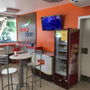 Logo em pvc expandido sobre base de madeira