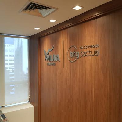 Logo em Aço Escovado